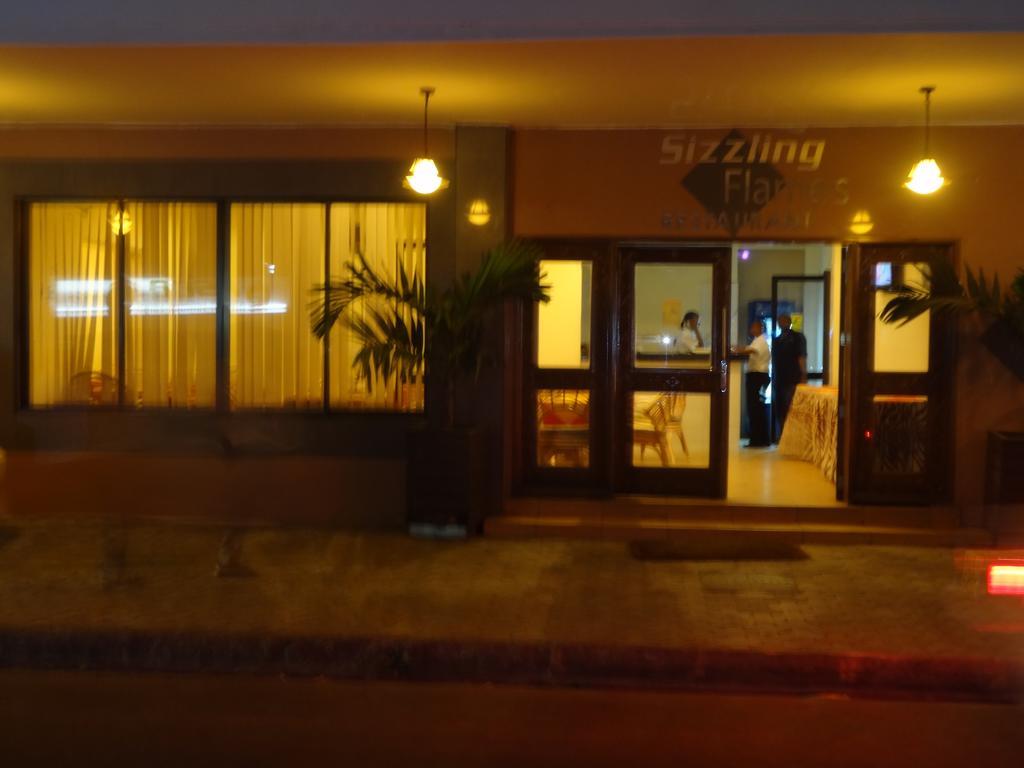 Regency Park Hotel Момбаса Экстерьер фото